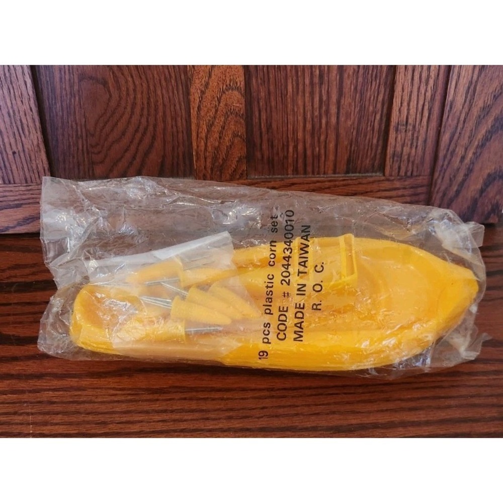 NOS 19 Piece Corn Set Made In Taiwan Corn Cob‎ Holders And Trays Yellow Plastic